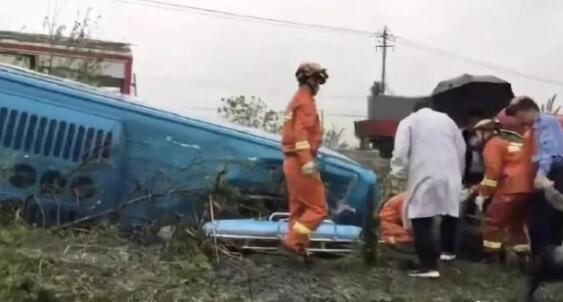 5cad522b1d9fe 安徽载49客车侧翻 造成5人殒命