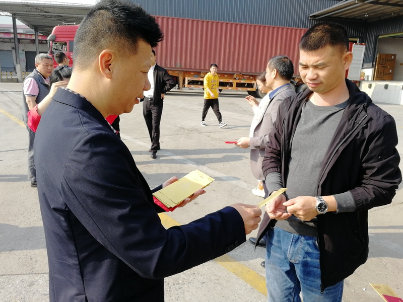 拉萨仓储企业开工发红包，分享新春喜悦