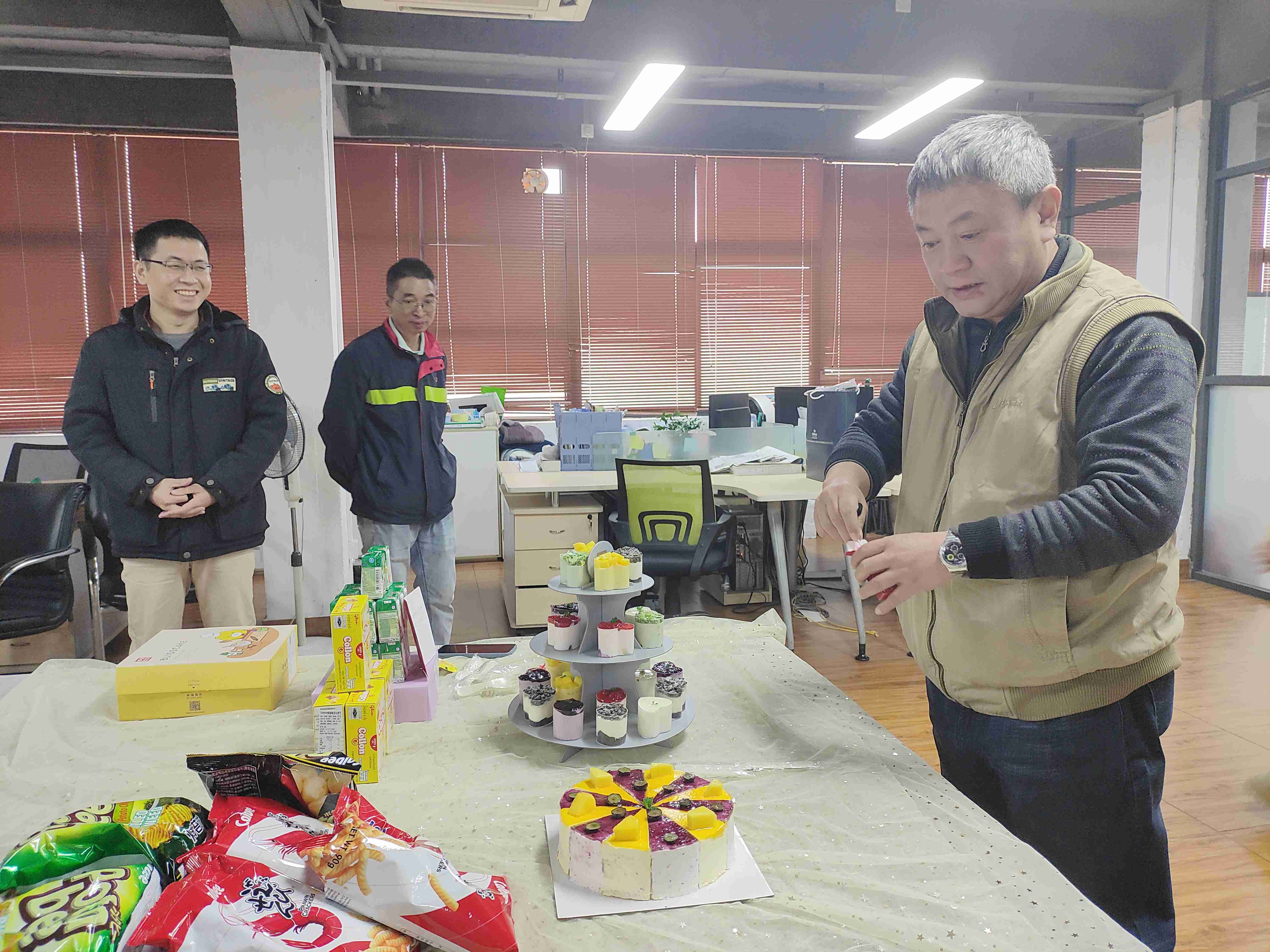 拉萨仓储生日会图片